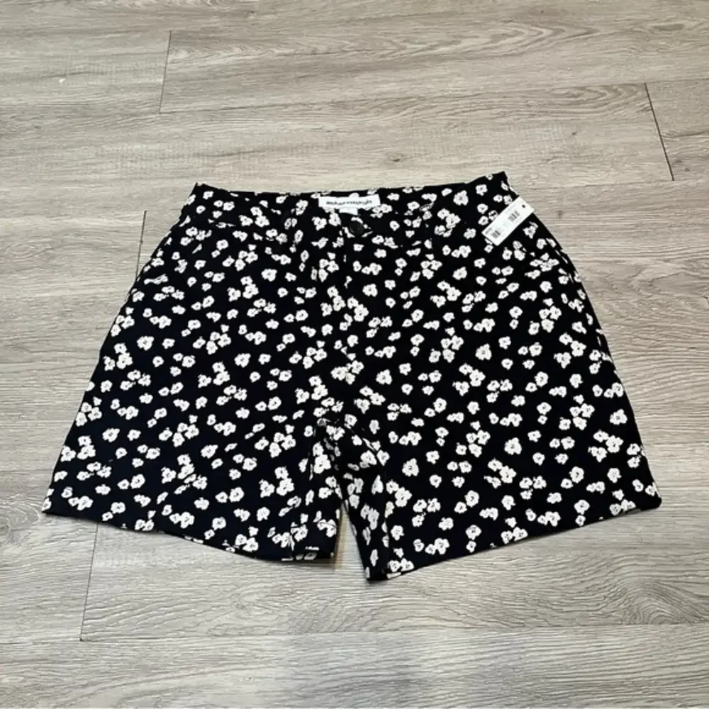 Women’s Amazon Essentials Straight Fit 5 Inch Inseam Chino Short‎ Size 8 NWT